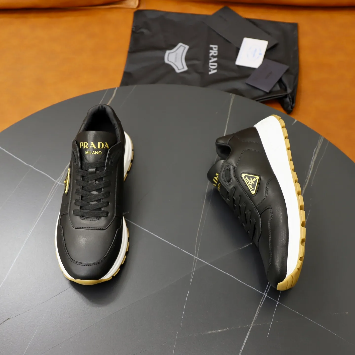 Factory price: 600💰Top original order Brand: PRADA (Prada) Standard code: Men's size 38/44 (45 can be customized) Grade: Same as the official website Material: Original cowhide stitching, cowhide lining, original combination two-color wear-resistant soft outsole Style category: casual sports version, young fashion, European and American trend, British style Color: actual picture color